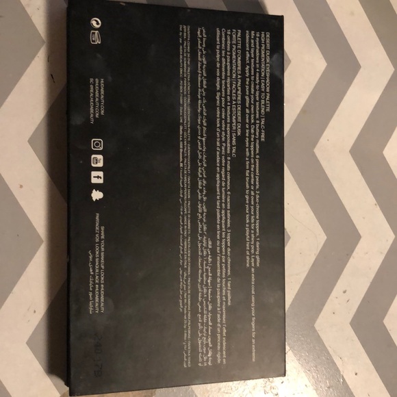 Desert Dusk HUDA Beauty Eyeshadow Palette - Picture 3 of 4